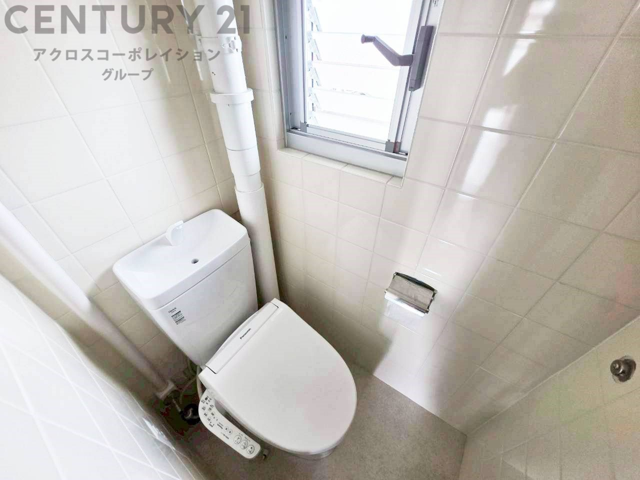 温水洗浄便座付トイレは温水洗浄機能により、暖かい水でおしりを洗浄することができ、冷たい水を使う従来の便座に比べ、温水洗浄機能で暖かいトイレを提供し、快適な使用を可能にします。　