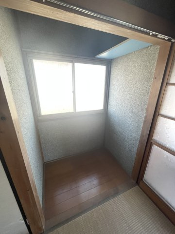 2階バルコニーに面している6帖の和室にあります床の間です。