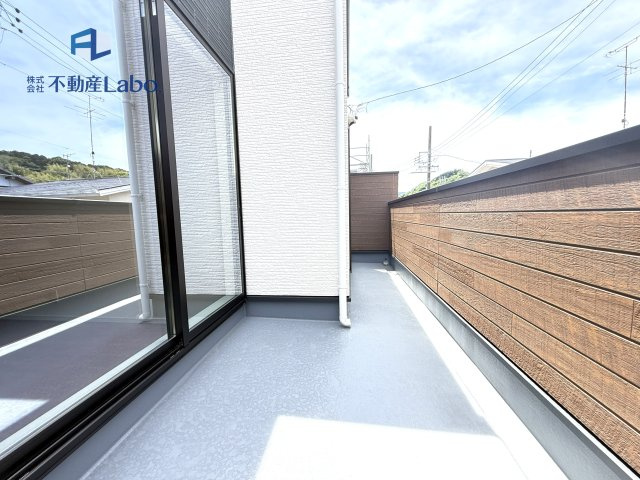 ●7号棟バルコニー●　可動式の物干し金物が付いており、使用しない際は収納できます♪お洗濯には十分なスペース♪