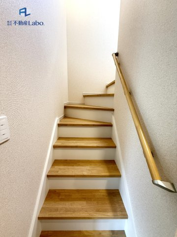 ●4号棟階段●　階段には手すりが付いており、小さなお子様から高齢の方まで上り下りしやすくなっております。