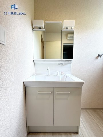 ●4号棟洗面室●　キャビネット付き洗面化粧台♪歯ブラシや化粧品などの収納に便利です♪鏡は3面鏡となっております。清潔感のある洗面所は、毎日の身支度も気持ちよくお使いいただけます♪