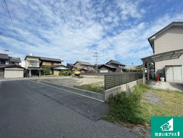 周辺は落ち着いた街並みの住宅地！子育てがしやすい住環境です！まだ未完成ですが、現地でしかわからない事もございます。是非一度ご覧ください。