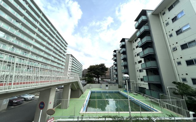 マンション内に商業施設やプールの有る広々とした敷地のマンションです。
