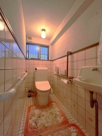 掃除がしやすい広いトイレ。