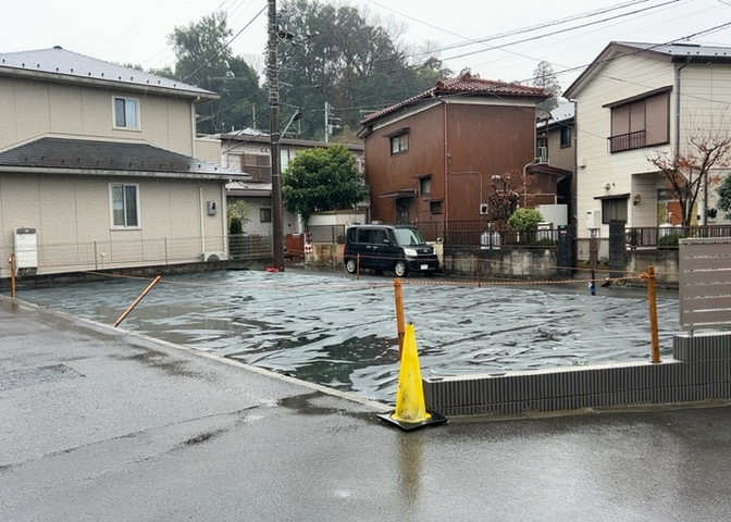 土地の形が極端に長細かったり、狭小地、あるいは道路との高低差がある傾斜地だった場合、後々売ろうとしても買い手がつかない場合もあります。後々、売却することになった時に価値の下がらない土地を選びましょう。