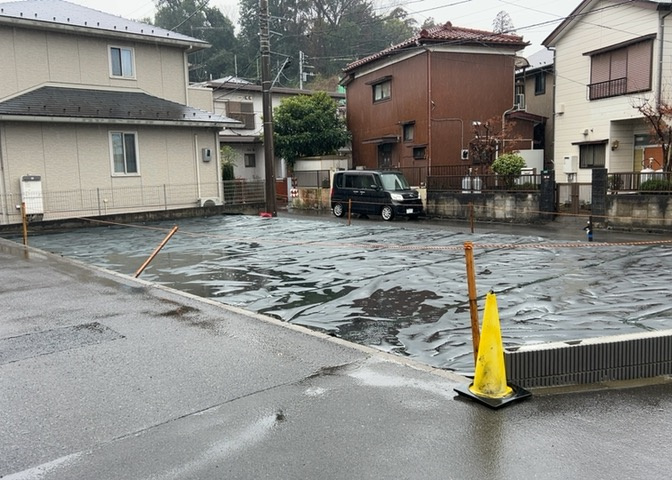 土地の面積＝住宅面積ではありません。建ぺい率の問題などで、土地のある場所によって住宅を建てられる面積は限られています。高さもしかり、「土地」という言葉の中には、建築条件も含まれると考えておきましょう。