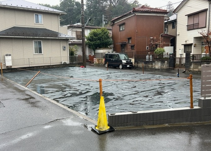 家を建てる場合、方位は要チェックです。現実的に日当たりのよい家ならばリビングは南側、建築基準法でも北側に当たる家への配慮は求められています。土地を見学に行く際は、方位磁針を持って行くようにしましょう。
