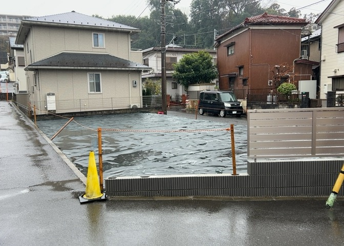 土地を買う際、住む地域の自治体や福祉の補助制度にも注目してみましょう。子供や老人の医療補助やゴミ出しのルールなど、自治体によってルールに大きな違いがあるため、暮らしやすい土地で判断するとよいでしょう。