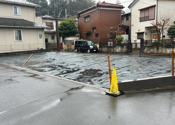 土地の前の道路に消火栓が設置されていることがあります。この場合、道路交通法第45条第1項により、駐車禁止の場所が指定されています。そのため、車庫などの駐車スペースをつくることができない場合があります。