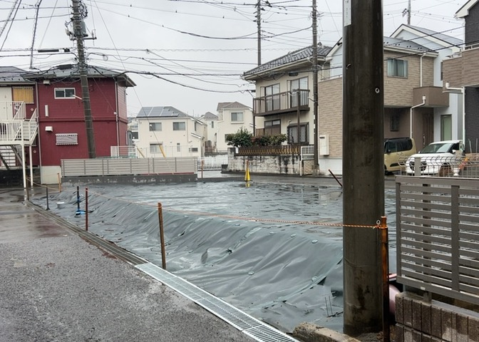 現地に行くなら、物件の周囲の地形がどうなっているかを見ることも大切です。周辺より低くなっている土地では、大雨などで水が集まりやすいため、地盤が弱くなっているということも考えられるため、注意が必要です。
