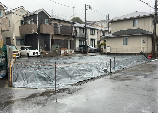 土地購入を検討されている場合、境界杭がない状態で購入してしまうと境界確定測量をする必要があり、費用がかかります。購入の前に、売主、隣土地所有者立ち合いのもと境界を確定し境界杭を設置するのがベストです。