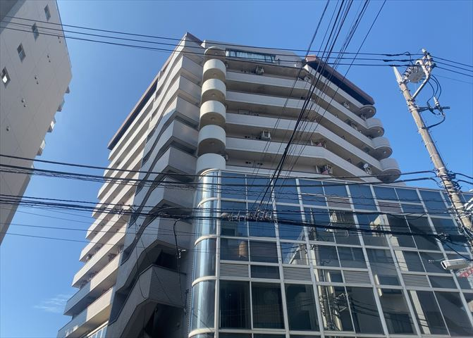 外観はマンション管理がされているかの目安になります。築年数が古いと、壁面は劣化してひび割れが生じることも！建物が古びていても細かいところが修繕されていると、きちんと管理されているなぁと感じるでしょう。