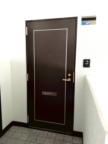 室内から来客を確認できるモニター付きインターホンを設置済み