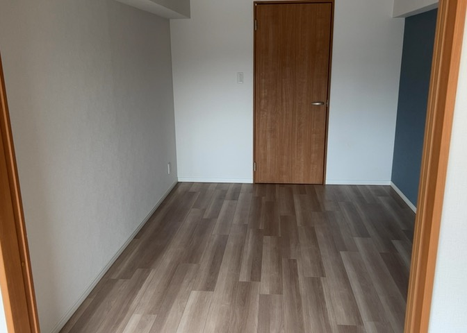 寝室でゆっくりと過ごすためにはベッド周りの適度な空間を担保することや窓の位置、照明の明るさ、寝室の広さなどを考える必要があります。自身や家族の構成とライフスタイルに併せて寝室にする部屋を選びましょう！