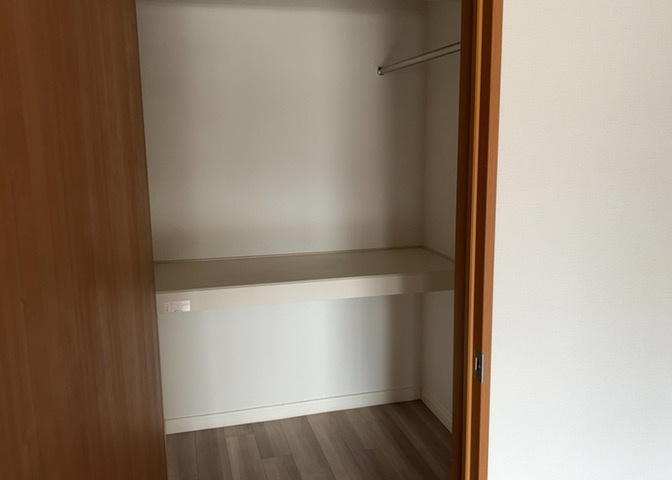 デザイン性を重視しすぎて収納が少なかった！なんてことにならないため、事前に現地で収納の数を確認しておくことをお勧めします。クローゼット以外にも床下収納や屋根裏収納、パントリーなどもチェックしましょう。