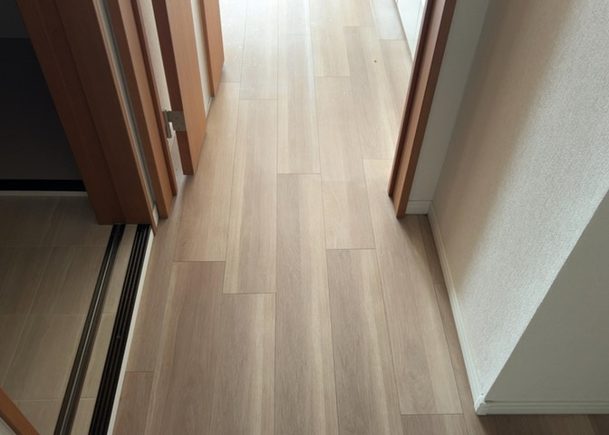 内装はとにかくおしゃれなものがいい！と選ぶ前に、まず住んだ後のことを想像してみましょう。住んでみたらコンセントの位置が悪くて使いにくいなど出てきます。事前にどの家電をどこに置くか想定しておきましょう。