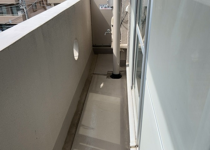 バルコニーは、室外の専用スペースのうち、「屋根がなく開放された空間」であるものを指します。ベランダより広いタイプのものが多く、日当たりもよいため家庭菜園などを楽しみたい人にとって適した環境となります。