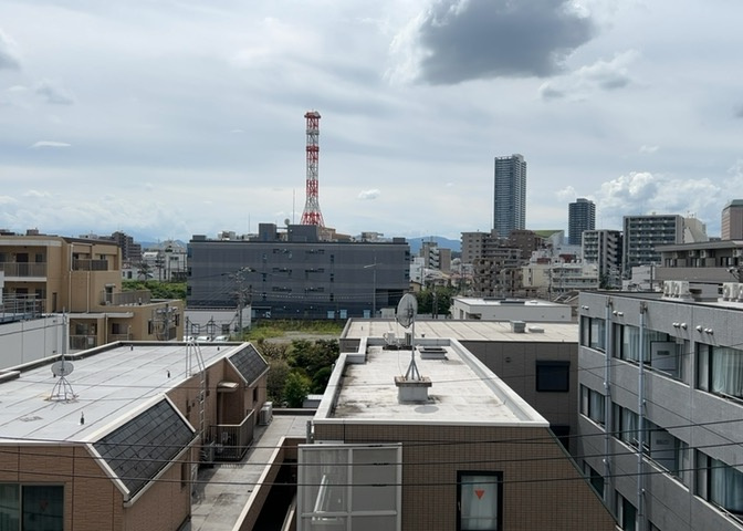 眺望の良さを楽しめるダイニングキッチンで家族団らんの時間を過ごしてはいかがでしょうか。バルコニーから見える景色を家族で眺める時間は、時間が経つのを忘れてしまいそうですね。是非、現地を見に行きましょう！