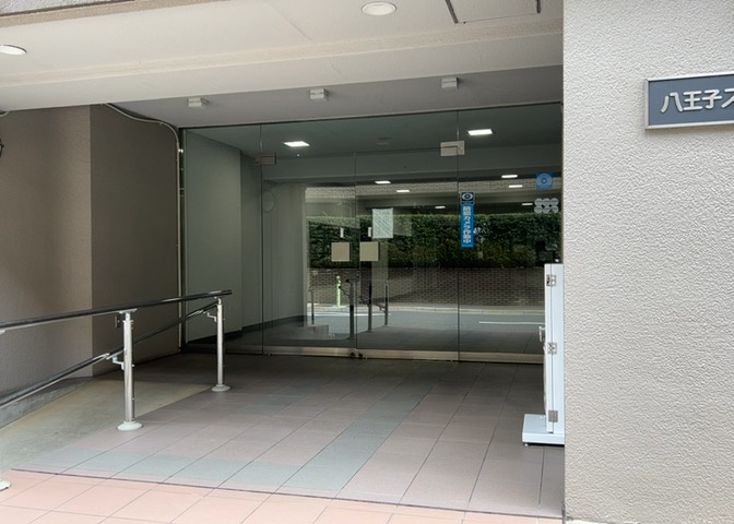 マンションのエントランスには、もともと風よけや防犯の役割がありますが、マンションによって宅配ボックスなどの設備が備わっている所もあります。日々の生活をイメージしながら生活しやすさをチェックしましょう。