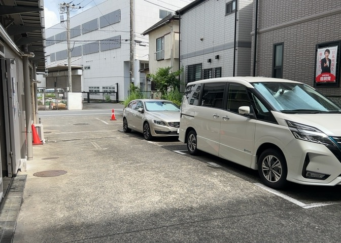 車一台あたりに必要なスペースは、標準サイズの普通自動車で横幅2m50cm、長さ5mは必要になります。ただし、乗降のことも考慮して横幅3m30cm、長さ5m50cmほどは確保できるところを選びましょう。