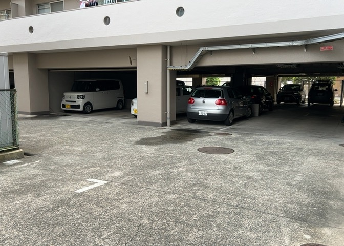 駐車場と明記されていても、最小スペースでつくられた駐車場だと大型車は駐車できなかったり、出入りしにくくなったりする可能性があります。お車のサイズと購入したい物件の駐車場のサイズを現地で確認しましょう。