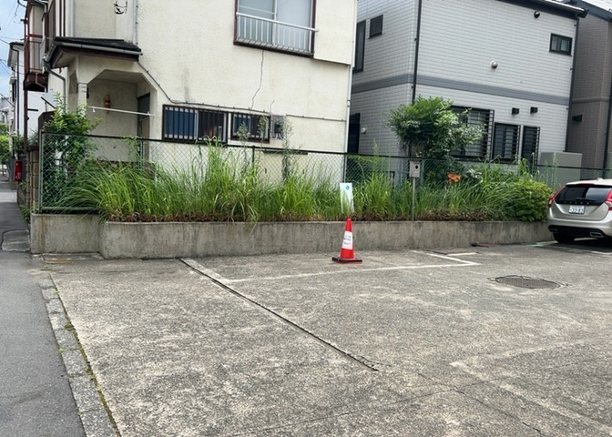 物件によっては、入居者が個人的に使用できる専用庭がついているものもあります。また、住宅の中にある土間の部分を庭と呼ぶこともあります。庭の用途は住む人によって変わり、それによってデザインもさまざまです。