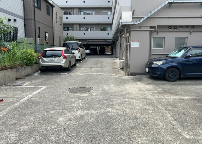中庭（パティオ）とは、一つの建築物の内部に設けられた、壁などで囲われている庭のことを指します。コの字型、ロの字型が主流ですが、L字型の中庭もあります。最近では、インテリア性の高さからも人気があります。