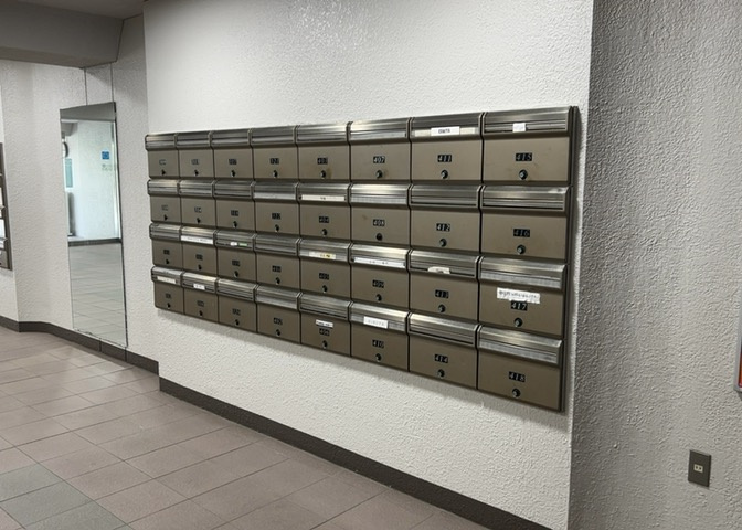 エントランス付近に設置されている集合ポストは、住んでいる部屋と離れているため、ポストをあさるなど誰かに何かされていても被害に気づきにくいです。入居する時には他人に特定されにくい番号で鍵をかけましょう！