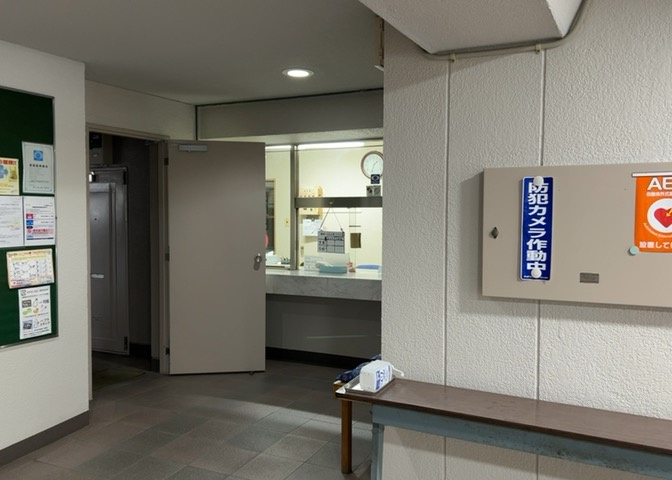 受付はマンションコンシェルジュがいる場合もあれば、管理人が滞在する小部屋を総称して呼ぶことがあります。主にエントランスに設置されていることから、防犯面でも期待ができます。防犯設備がない場合はより安心！
