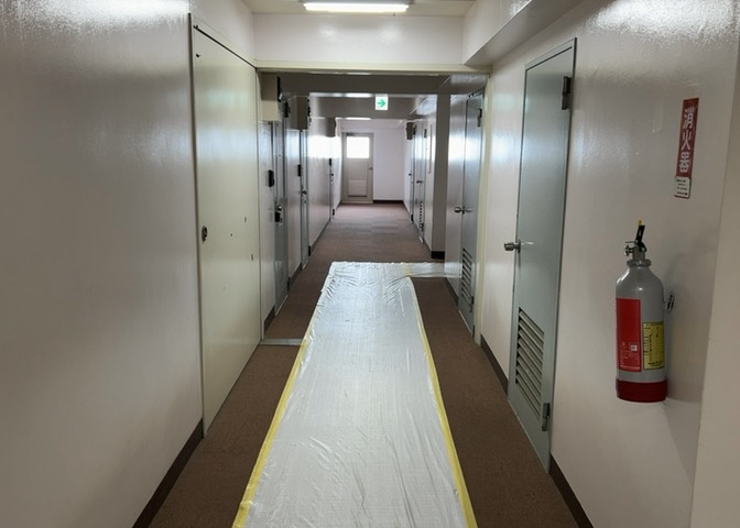 共有部分は、住民なら誰もが使える設備のこと。例えば駐車場やエレベーター、インターネット設備、セキュリティ設備などがあります。他にも、マンションの廊下・外部階段やエントランス・ゴミ置き場などがあります。