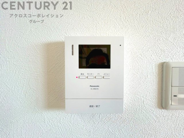 訪問者が来たときにテレビ画面で確認できるため、安心してドアを開けられます。録画機能があるものもあり、留守中に来訪者を記録しておくことができます。利便性が高く、セキュリティ面でも安心です。