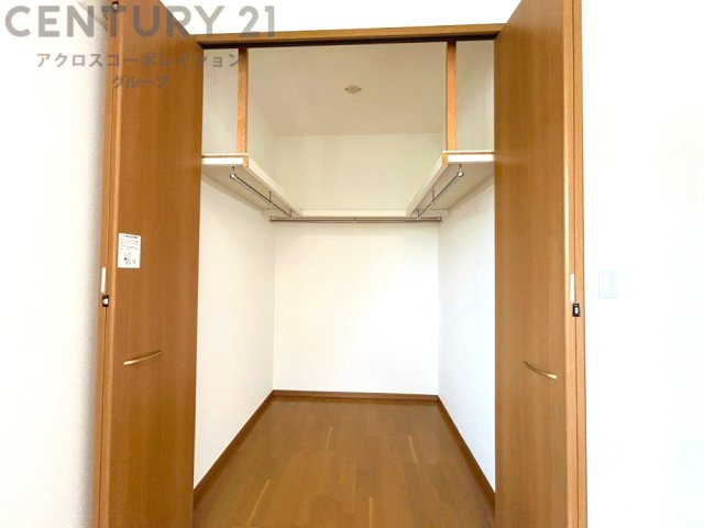 収納力が高く洋服や小物を整理しやすく、更衣室のように使え、部屋がすっきり保てます。収納の配置を自由に調整でき、換気性が良く防湿・防虫対策も可能。快適で機能的な生活空間を実現できます♪