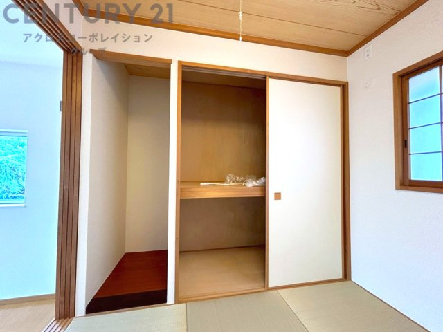 押入れは季節の衣類、寝具などを収納できます。伝統的な美しさと実用性が融合し、収納物を保護する調湿・換気効果があります。使い方によっては書類や小物なども効果的に整理でき空間を有効活用できます。