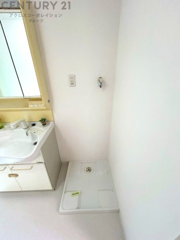 洗濯物の仕分け作業がしやすく、整理整頓が容易になります。洗濯音や湿気を他の部屋に持ち込まず、生活環境を快適に保ちます。上部を活用すれば収納スペースを確保でき洗剤や洗濯用品の整理もしやすくなります。