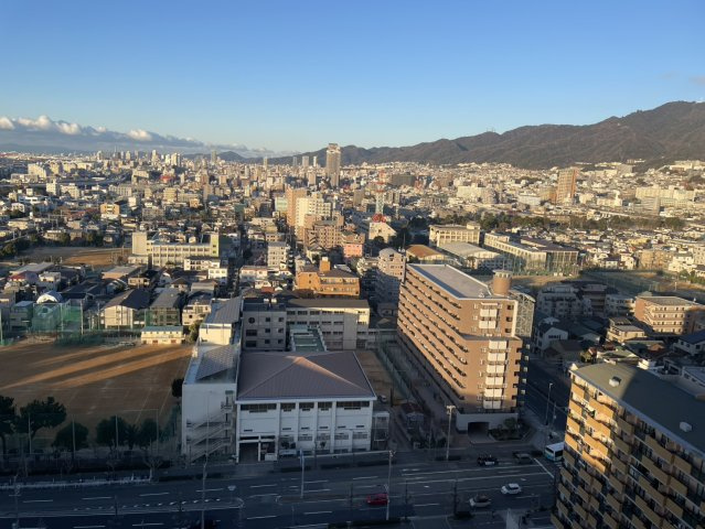 バルコニーから海と山両方をご覧いただけます。