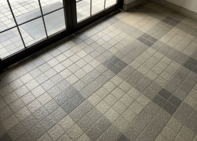 共用部分は、一棟の建物に住む区分所有者全員が共同で所有するとし、共用部分の管理、補修などは、区分所有者で形成される管理組合が行います。個人の判断で勝手に変更することはできませんので覚えておきましょう。