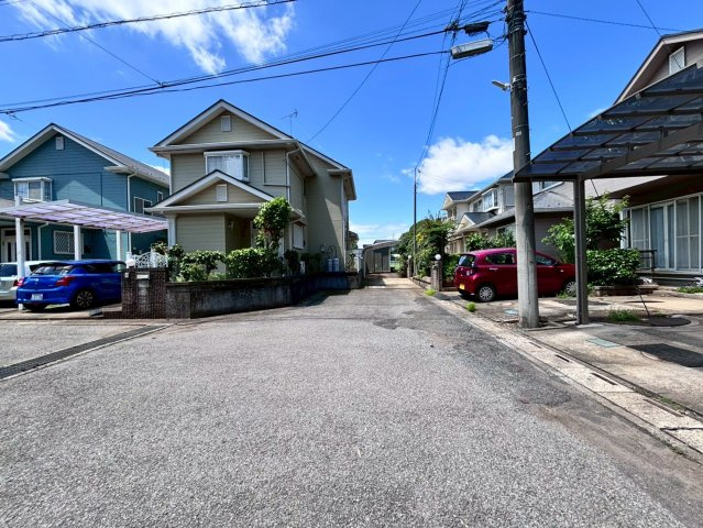 ゆとりのある前面道路は、駐車もラクラク♪車庫入れのときに嬉しいですね！