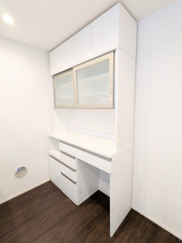～キッチン裏の吊戸棚付カップボード写真～