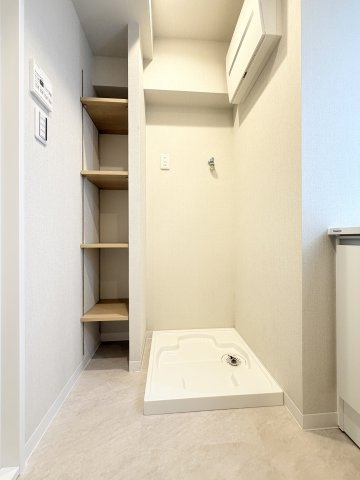 【室内洗濯機置き場】　室内に洗濯機を置けるので、天候を気にせず家事を進められます。