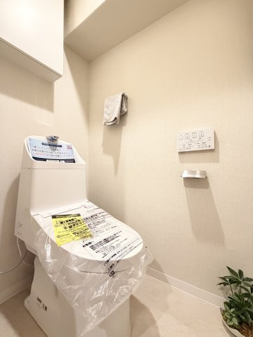 【トイレ】　トイレは温水洗浄便座付です。清潔感のある空間で家族みんなが安心して使えます。