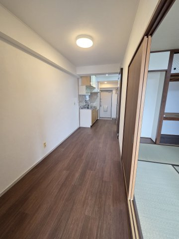 ダイニングスペースです。クロス貼り替え予定。