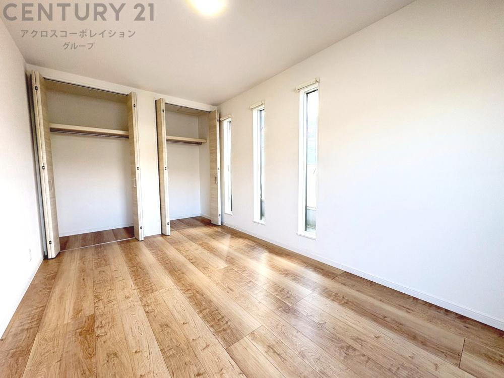 明るい色合いのフローリングとクロスを使用した洋室は家具やインテリアとも調和しやすく空間が広く感じられ開放感を生み出します。自然光を効果的に反射し、室内を明るく保つため、日中の照明使用を抑えられます。