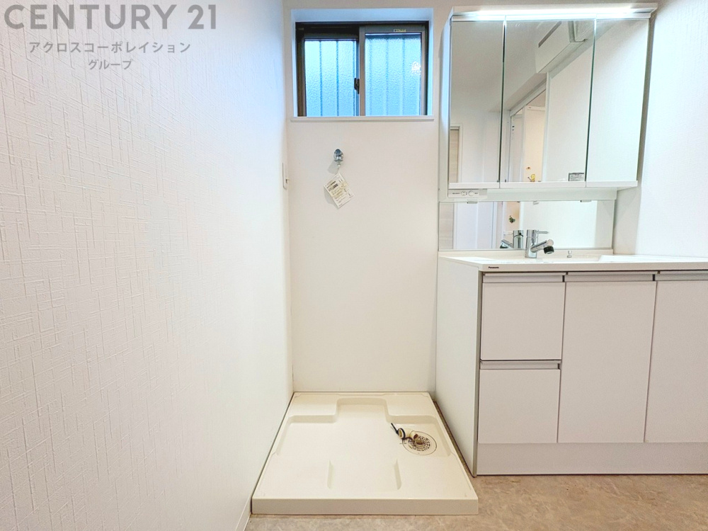 洗濯物の仕分け作業がしやすく、整理整頓が容易になります。洗濯音や湿気を他の部屋に持ち込まず、生活環境を快適に保ちます。上部を活用すれば収納スペースを確保でき洗剤や洗濯用品の整理もしやすくなります。