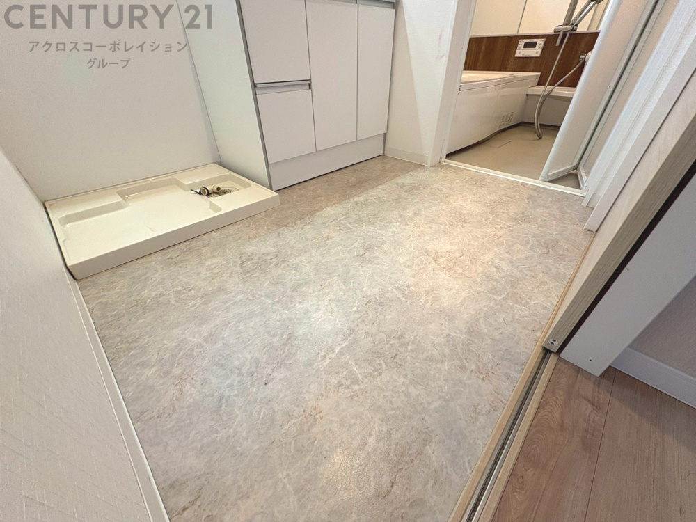 衣服の収納や脱ぎ着や整理整頓がしやすく、湿った衣類を乾燥させるスペースがありカビや臭いの発生を防ぎます。床の汚れを他の部屋に持ち込まず清潔を保つことができます。また快適な入浴環境の整備にも役立ちます。