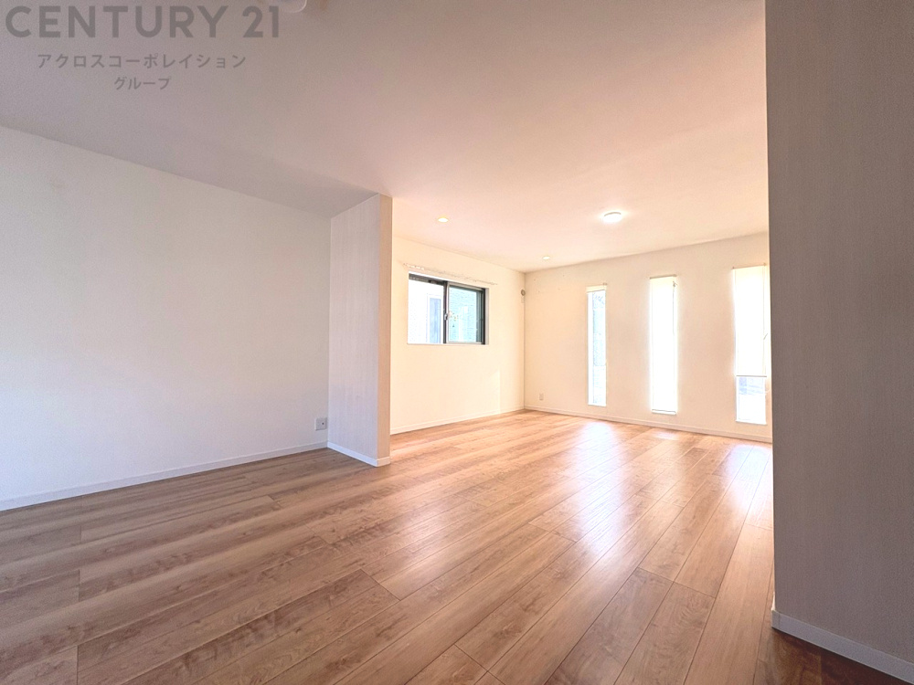 キッチン前のダイニングスペース　カウンターキッチンから料理の受け渡し等に便利です。ダイニングセットを置いても十分な広さを確保。