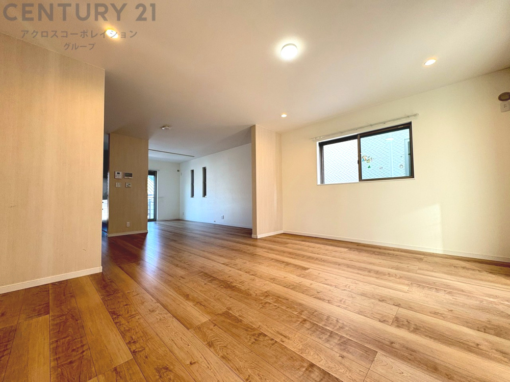 リビングダイニングは家族や友人とのコミュニケーションを楽しむ場所でくつろぎながら食事や会話を楽しめ、多目的に利用できリラックスできる空間です。家庭内の中心として機能し、快適な生活をサポートします。