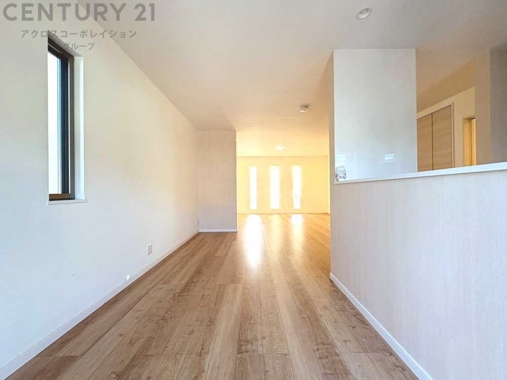 キッチン前のダイニングスペース　カウンターキッチンから料理の受け渡し等に便利です。ダイニングセットを置いても十分な広さを確保。