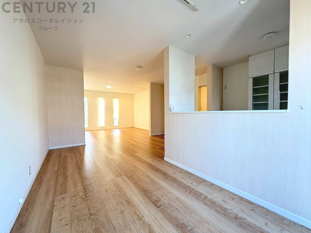 キッチン前のダイニングスペース　カウンターキッチンから料理の受け渡し等に便利です。ダイニングセットを置いても十分な広さを確保。