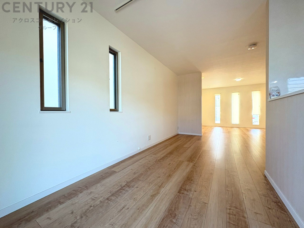 キッチン前のダイニングスペース　カウンターキッチンから料理の受け渡し等に便利です。ダイニングセットを置いても十分な広さを確保。