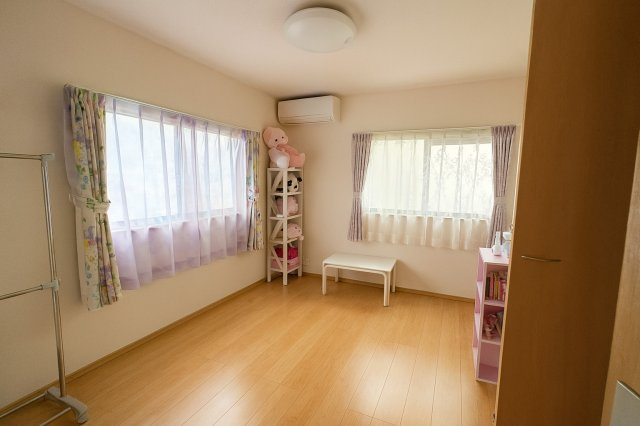 ゆったりした洋室です